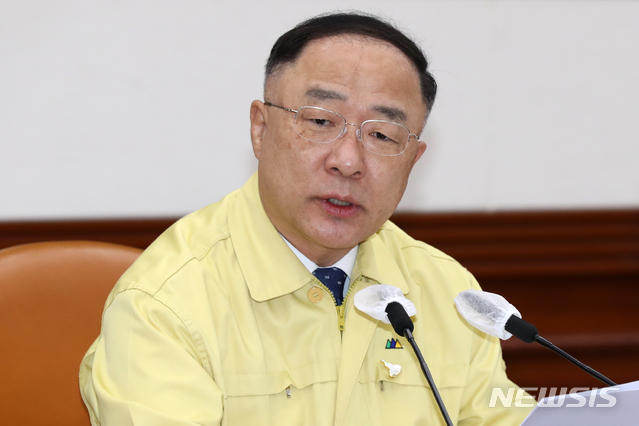 [서울=뉴시스]김명원 기자 = 홍남기 경제부총리 겸 기획재정부 장관이 25일 오전 서울 종로구 정부서울청사에서 열린 비상경제 중앙대책본부회의에 참석해 발언하고 있다. 2020.06.25. photo@newsis.com