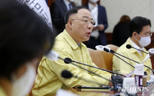 [서울=뉴시스]김명원 기자 = 홍남기 경제부총리 겸 기획재정부 장관이 25일 오전 서울 종로구 정부서울청사에서 열린 비상경제 중앙대책본부회의에 참석해 발언하고 있다. 2020.06.25. photo@newsis.com