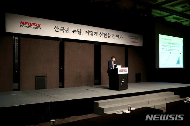 [서울=뉴시스]김병문 기자 = 유종일 KDI국제정책대학원장이 25일 오전 서울 중구 더 플라자호텔에서 뉴시스 주최로 열린 '한국판 뉴딜, 어떻게 실현할 것인가' 포럼에 참석해 특별 강연하고 있다. 2020.06.25.&nbsp; dadazon@newsis.com