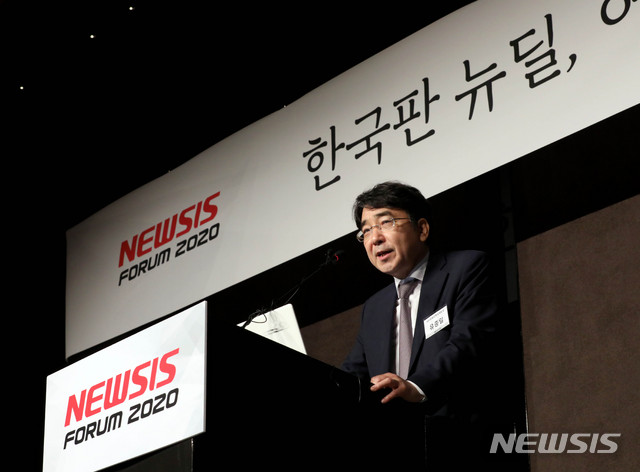 [서울=뉴시스]김병문 기자 = 유종일 KDI국제정책대학원장이 25일 오전 서울 중구 더 플라자호텔에서 뉴시스 주최로 열린 '한국판 뉴딜, 어떻게 실현할 것인가' 포럼에 참석해 특별 강연하고 있다. 2020.06.25.&nbsp; dadazon@newsis.com