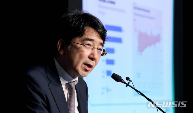 [서울=뉴시스]김병문 기자 = 유종일 KDI국제정책대학원장이 25일 오전 서울 중구 더 플라자호텔에서 뉴시스 주최로 열린 '한국판 뉴딜, 어떻게 실현할 것인가' 포럼에 참석해 특별 강연하고 있다. 2020.06.25.&nbsp; dadazon@newsis.com