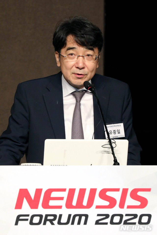 [서울=뉴시스]김병문 기자 = 유종일 KDI국제정책대학원장이 25일 오전 서울 중구 더 플라자호텔에서 뉴시스 주최로 열린 '한국판 뉴딜, 어떻게 실현할 것인가' 포럼에 참석해 특별 강연하고 있다. 2020.06.25.&nbsp; dadazon@newsis.com
