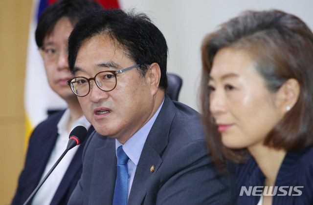 [서울=뉴시스] 장세영 기자 = 우원식 더불어민주당 의원이 25일 오전 서울 여의도 국회 의원회관에서 열린 '포스트 코로나 뉴노멀 그린뉴딜 어디까지 왔나' 국회 기후위기 그린뉴딜 연구회 연속 정책세미나에서 인사말을 하고 있다. 2020.06.25.&nbsp; photothink@newsis.com