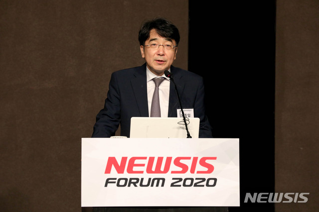 [서울=뉴시스]김병문 기자 = 유종일 KDI국제정책대학원장이 25일 오전 서울 중구 더 플라자호텔에서 뉴시스 주최로 열린 '한국판 뉴딜, 어떻게 실현할 것인가' 포럼에 참석해 특별 강연하고 있다. 2020.06.25.&nbsp; dadazon@newsis.com