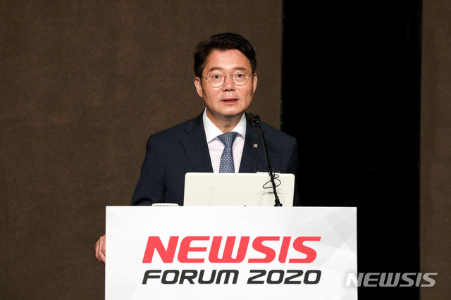 [서울=뉴시스]김병문 기자 = 김수흥 국회 기획재정위원회 위원이 25일 오전 서울 중구 더 플라자호텔에서 뉴시스 주최로 열린 '한국판 뉴딜, 어떻게 실현할 것인가' 포럼에 참석해 축사하고 있다. 2020.06.25.&nbsp; dadazon@newsis.com 