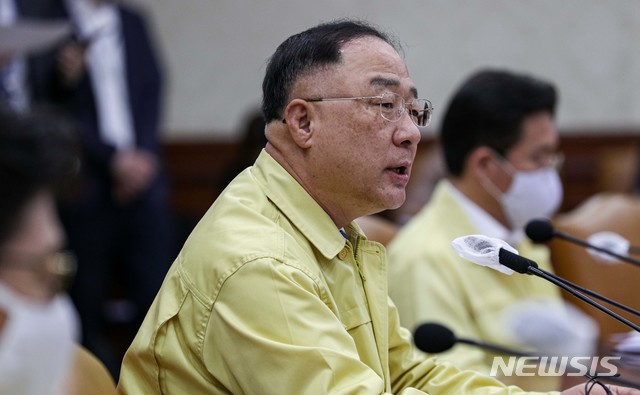 [서울=뉴시스]김명원 기자 = 홍남기 경제부총리 겸 기획재정부 장관이 25일 오전 서울 종로구 정부서울청사에서 열린 비상경제 중앙대책본부회의에 참석해 발언하고 있다. 2020.06.25.&nbsp; photo@newsis.com