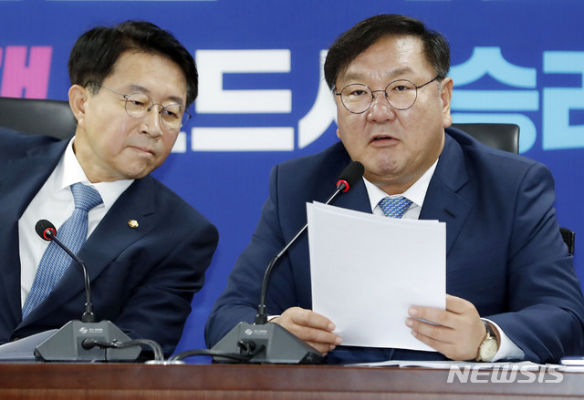 [서울=뉴시스] 최동준 기자 = 김태년 더불어민주당 원내대표가 25일 서울 여의도 국회의원회관에서 열린 정책조정회의에서 발언하고 있다. 2020.06.25. photocdj@newsis.com