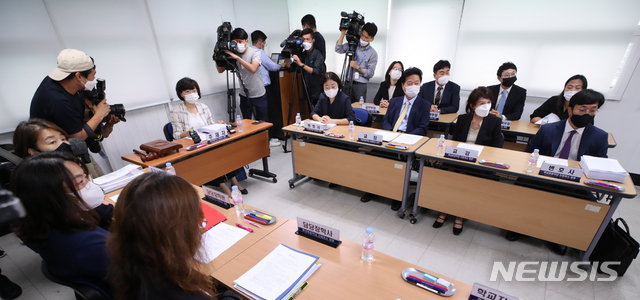 [서울=뉴시스] 조수정 기자 = 국제중학교 지정 취소 처분을 받은 대원국제중학교 청문이 열린 25일 오전 서울 종로구 신문로 서울시교육청 학교보건진흥원에서 주재자인 정연순 변호사가 회의 시작을 기다리고 있다. 오른쪽 위는 대원국제중 교장과 교감, 학부모 등, 왼쪽 아래는 서울시교육청 관계자들. 2020.06.25. chocrystal@newsis.com