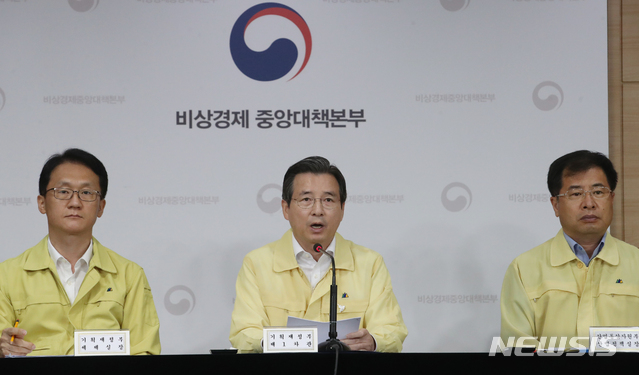 [서울=뉴시스]김명원 기자 = 김용범 기획재정부 1차관이 25일 오전 서울 종로구 정부서울청사 합동브리핑실에서 비상경제 중앙대책본부회의 결과 브리핑을 하고 있다. 2020.06.25. kmx1105@newsis.com