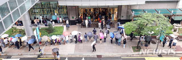[서울=뉴시스] 전진환 기자 = 롯데쇼핑의 면세점 명품 재고상품 처리를 위한 면세명품대전 행사가 열리는 25일 오전 서울 노원구 롯데백화점 노원점 앞에서 반값 명품을 구입하려는 고객들이 길게 줄을 서고 있다. 2020.06.25.&nbsp;&nbsp;&nbsp;&nbsp; amin2@newsis.com
