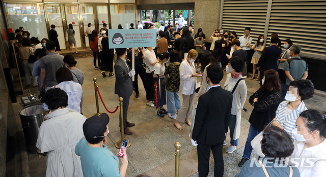 [서울=뉴시스] 전진환 기자 = 지난 25일 명품을 사려는 고객들이 오전 롯데백화점 노원점 앞에 줄을 섰다. 2020.06.25.   amin2@newsis.com