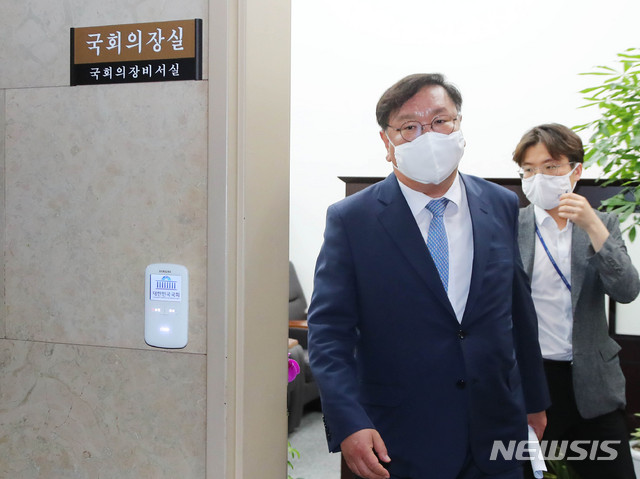 [서울=뉴시스]장세영 기자 = 김태년 더불어민주당 원내대표가 25일 오전 서울 여의도 국회에서 박병석 국회의장과 면담을 끝내고 의장실을 나서고 있다. 2020.06.25. photothink@newsis.com