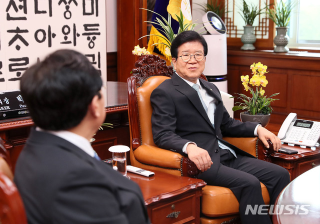 [서울=뉴시스] 김진아 기자 = 박병석 국회의장이 25일 서울 여의도 국회 의장집무실에서 김기문 중소기업중앙회장의 예방을 받고 대화를 나누고 있다. (사진=국회 제공) 2020.06.25. photo@newsis.com