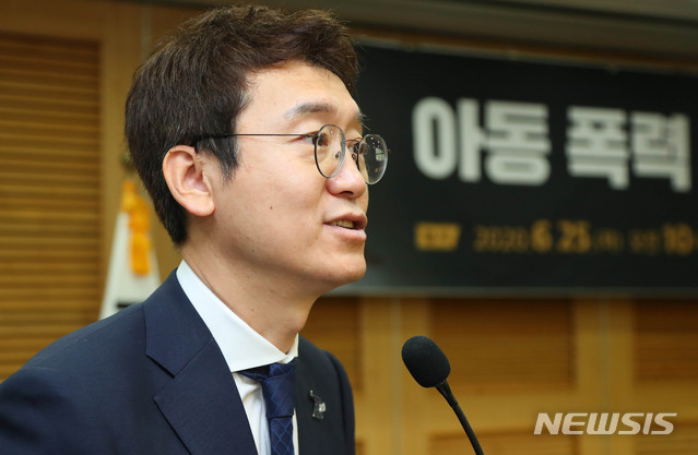 [서울=뉴시스] 장세영 기자 = 김웅 미래통합당 의원이 25일 서울 여의도 국회 의원회관에서 열린 '아동 폭력 살인 근절법 마련을 위한 정책 토론회'에서 개회사를 하고 있다. 2020.06.25. photothink@newsis.com