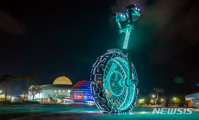[광주=뉴시스] 류형근 기자 = 손봉채 작가는 야외광장에 미디어아트가 결합된 대형 움직이는 조형물 '스페이스 오딧세이'를 26일 오후 7시30분 공개한다고 24일 밝혔다. (사진=손봉채 작가 측 제공). 2020.06.24. photo@newsis.com