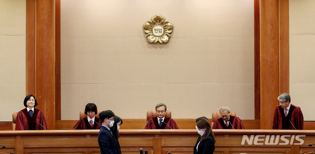 [서울=뉴시스]김병문 기자 = 유남석 헌법재판소장과 재판관들이 25일 오후 서울 종로구 헌법재판소에서 열린 최저임금법 5조의 2와 시행령, 공무원임용 시행령 31조 2항 등에 관한 헌법소원심판 사건 선고에 앞서 대심판정에 자리하고 있다. 2020.06.25. dadazon@newsis.com