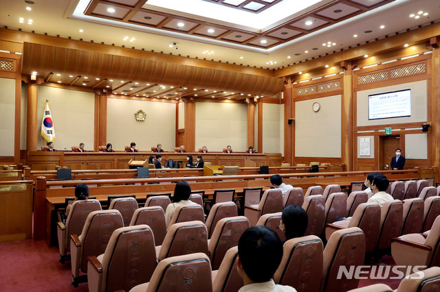 [서울=뉴시스]김병문 기자 = 유남석 헌법재판소장과 재판관들이 25일 오후 서울 종로구 헌법재판소에서 열린 최저임금법 5조의 2와 시행령, 공무원임용 시행령 31조 2항 등에 관한 헌법소원심판 사건 선고에 앞서 대심판정에 자리하고 있다. 2020.06.25. dadazon@newsis.com