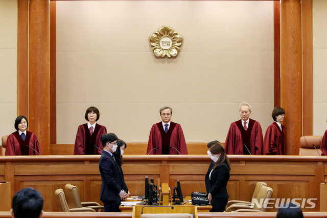 [서울=뉴시스]김병문 기자 = 유남석 헌법재판소장과 재판관들이 25일 오후 서울 종로구 헌법재판소에서 열린 최저임금법 5조의 2와 시행령, 공무원임용 시행령 31조 2항 등에 관한 헌법소원심판 사건 선고에 앞서 대심판정에 자리하고 있다. 2020.06.25.&nbsp; dadazon@newsis.com