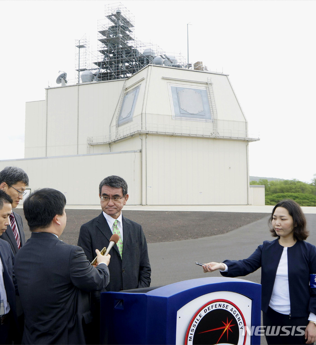 [미 태평양미사일발사장(하와이주)=AP/뉴시스]고노 다로(河野太郞) 일본 방위상(당시)이 지난 1월13일 미국 하와이 카우이섬의 해군 태평양 미사일발사장에서 이지스 어쇼어 미사일방어 시스템을 시찰한 후 기자들과 이야기하고 있다. 일본이 배치를 포기한 지상배치형 요격 시스템 '이지스 어쇼어 (지상 이지스)'의 대안으로 해상에서 적의 미사일을 포착, 요격하는 방안에 초점이 맞취지고 있다고 산케이(産經)신문이 19일 보도했다. 2020.9.20