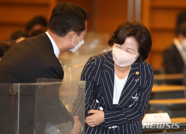 [서울=뉴시스]김명원 기자 = 추미애 법무부 장관이 25일 서울 중구 대한상공회의소 국제회의장에서 열린 고위공직자범죄수사처(공수처) 설립준비단 주관 대국민 공청회에 참석해 축사 마친후 나서며 남기명 공수처 준비단장과 인사하고 있다. 2020.06.25.&nbsp; kmx1105@newsis.com