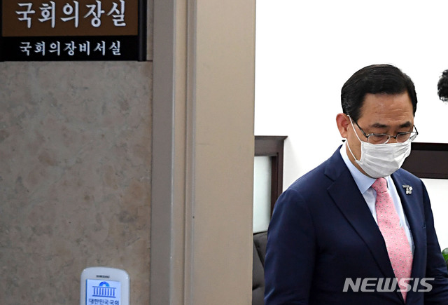 [서울=뉴시스] 김진아 기자 = 주호영 미래통합당 원내대표가 25일 오후 서울 여의도 국회 의장실에서 박병석 국회의장과 면담을 마치고 나오고 있다. 2020.06.25. photo@newsis.com