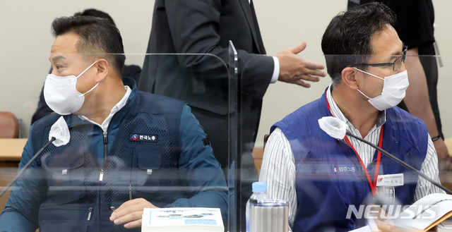 [세종=뉴시스]강종민 기자 = 25일 오후 정부세종청사에서 열린 최저임금위원회 2차 전원회의에서 근로자 위원인 이동호 위원(한국노총,왼쪽)과 윤택근 위원(민주노총)이 서로 다른 곳을 보고 있다. 2020.06.25. ppkjm@newsis.com