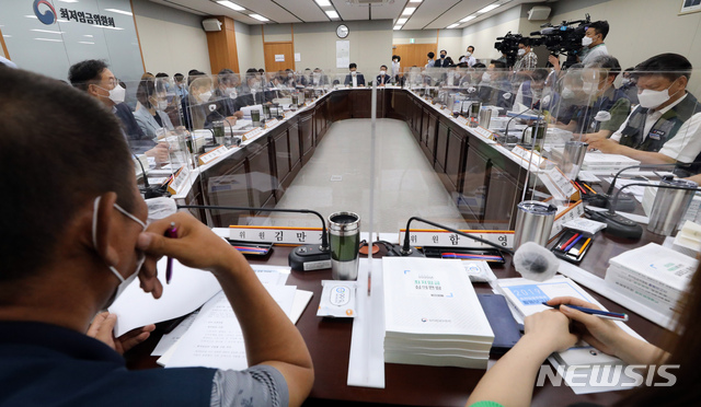 [세종=뉴시스]강종민 기자 = 25일 오후 정부세종청사에서 열린 최저임금위원회 2차 전원회의에서 박준식 위원장이 모두발언을 하고 있다. 이날 전원회의에는 1차 회의에 불참했던 민주노총 위원들이 참석했다. 2020.06.25. ppkjm@newsis.com
