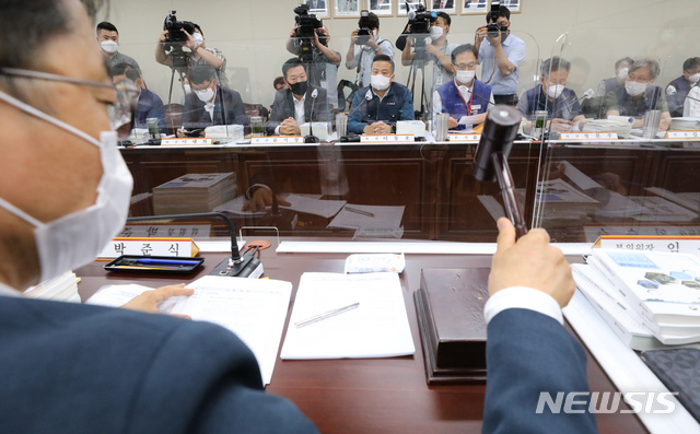 [세종=뉴시스]강종민 기자 = 25일 오후 정부세종청사에서 열린 최저임금위원회 2차 전원회의에서 박준식 위원장이 회의를 시작하고 있다. 2020.06.25. ppkjm@newsis.com