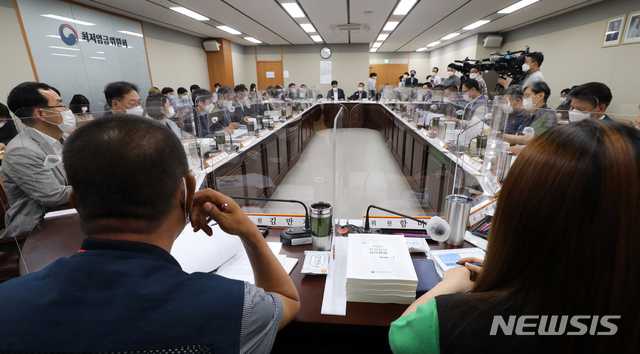 [세종=뉴시스]강종민 기자 = 25일 오후 정부세종청사에서 열린 최저임금위원회 2차 전원회의에서 박준식 위원장이 모두발언을 하고 있다. 이날 전원회의에는 1차 회의에 불참했던 민주노총 위원들이 참석했다. 2020.06.25. ppkjm@newsis.com