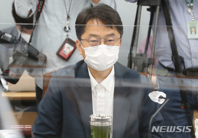 [세종=뉴시스]강종민 기자 = 25일 오후 정부세종청사에서 열린 최저임금위원회 2차 전원회의에서 박준식 위원장이 모두발언을 하고 있다. 2020.06.25. ppkjm@newsis.com