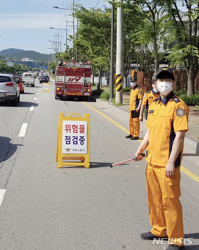 [광주=뉴시스] 변재훈 기자 = 광주 서부소방서는 25일 오전 관내 주요 도로 2곳에서 운행 중인 위험물 운송·운반차량을 대상으로 대대적인 검사를 진행했다. (사진=광주 서부소방 제공) 2020.06.25.photo@newsis.com