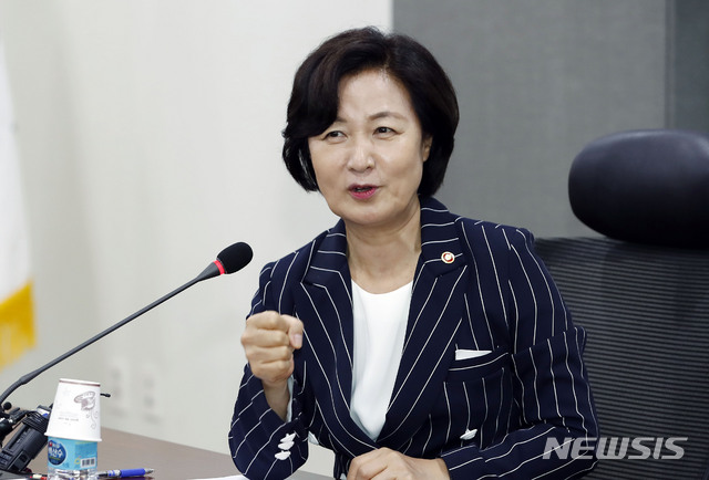 [서울=뉴시스] 최동준 기자 = 추미애 법무부 장관이 25일 서울 여의도 국회의원회관 간담회실에서 열린 '21대 국회 더불어민주당 초선의원 혁신포럼'에 참석해 초선 의원들을 상대로 이야기 하고 있다. 2020.06.25.&nbsp; photocdj@newsis.com