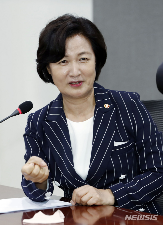 [서울=뉴시스] 최동준 기자 = 추미애 법무부 장관이 25일 서울 여의도 국회의원회관 간담회실에서 열린 '21대 국회 더불어민주당 초선의원 혁신포럼'에 참석해 초선 의원들을 상대로 강연 전 '주먹 인사'에 대해 이야기 하고 있다. 2020.06.25.&nbsp; photocdj@newsis.com