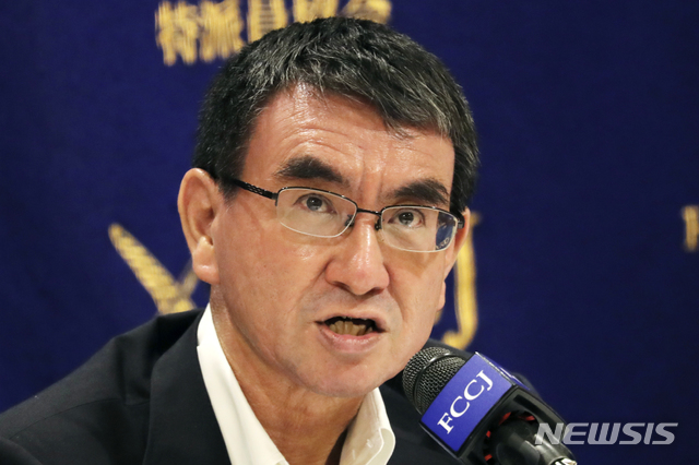 [도쿄=AP/뉴시스]지난 6월 25일 일본 도쿄 소재 일본 외국 특파원 협회에서 고노 다로 방위상이 기자회견을 가지고 있다. 2020.06.26.