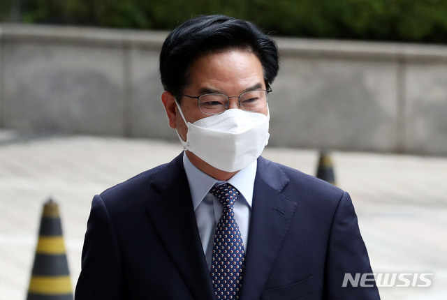 [서울=뉴시스]홍효식 기자 = 김창룡 신임 경찰청장 내정자가 25일 서울 서대문구 경찰위원회에서 열리는 차기 경찰청장 임명 제청 동의안 심의에 참석하고 있다. 2020.06.25. yesphoto@newsis.com