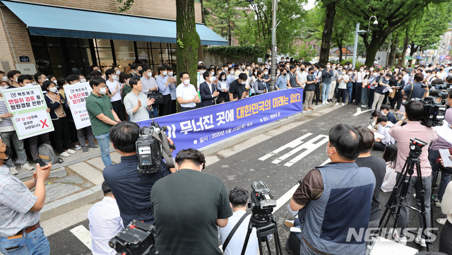 [서울=뉴시스] 박미소 기자 = 인천국제공항공사 노동조합원들이 지난 25일 오후 서울 종로구 청와대 인근에서 열린 기자회견에서 손피켓을 들고 있다. 인천국제공항공사 노조는 최근 인천공항공사의 일방적이고 기습적인 직고용 발표에 대해 비판하며 공정한 절차가 필요하다고 주장했다. 2020.06.25.&nbsp; misocamera@newsis.com