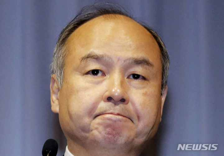 [도쿄=AP/뉴시스] 손정의 일본 소프트뱅크그룹 회장이 인공지능(AI)에 일찍이 대규모 투자를 단행했지만 정작 생성형 AI 열풍은 놓쳤다고 3일(현지시간) 월스트리트저널(WSJ)이 보도했다. 사진은 손 회장이 2018년 11월 기자회견하는 모습. 