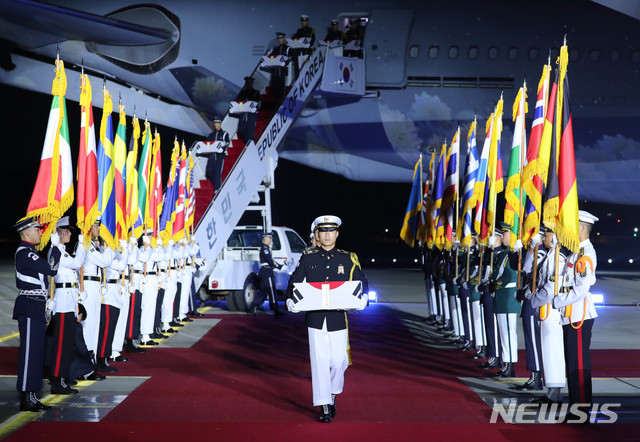 [성남=뉴시스] 배훈식 기자 = 25일 경기 성남시 서울공항에서 열린 6·25전쟁 제70주년 행사에서 국군전사자들의 유해가 봉환되고 있다. 2020.06.25. dahora83@newsis.com