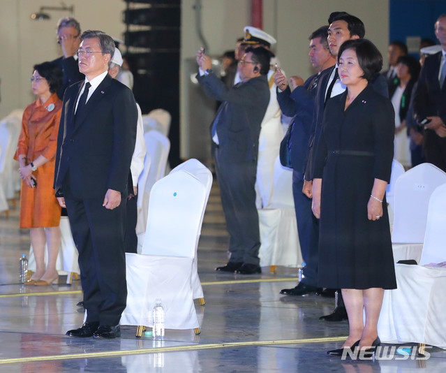[성남=뉴시스] 배훈식 기자 = 문재인 대통령과 김정숙 여사가 25일 경기 성남시 서울공항에서 열린 6·25전쟁 제70주년 행사에 참석해 국군전사자 유해 봉환을 바라보고 있다. 2020.06.25. dahora83@newsis.com