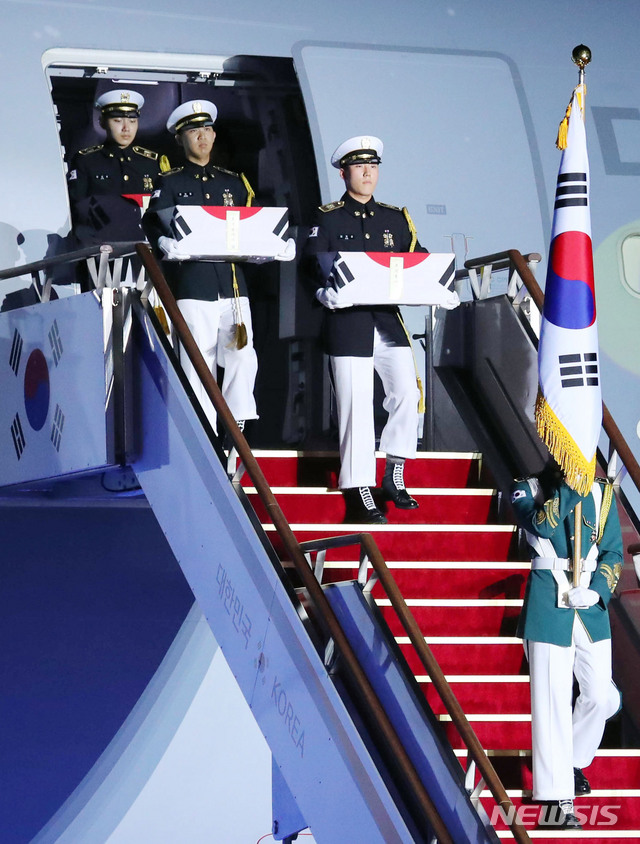 [성남=뉴시스] 배훈식 기자 = 25일 경기 성남시 서울공항에서 열린 6·25전쟁 제70주년 행사에서 국군전사자들의 유해가 봉환되고 있다. 2020.06.25. dahora83@newsis.com