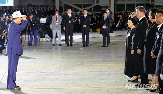 [성남=뉴시스]배훈식 기자 = 문재인 대통령이 25일 경기 성남시 서울공항에서 열린 6·25전쟁 제70주년 행사에 참석해 6.25 참전용사의 류영봉 이등중사의 복귀신고를 받고 있다. 2020.06.25. dahora83@newsis.com