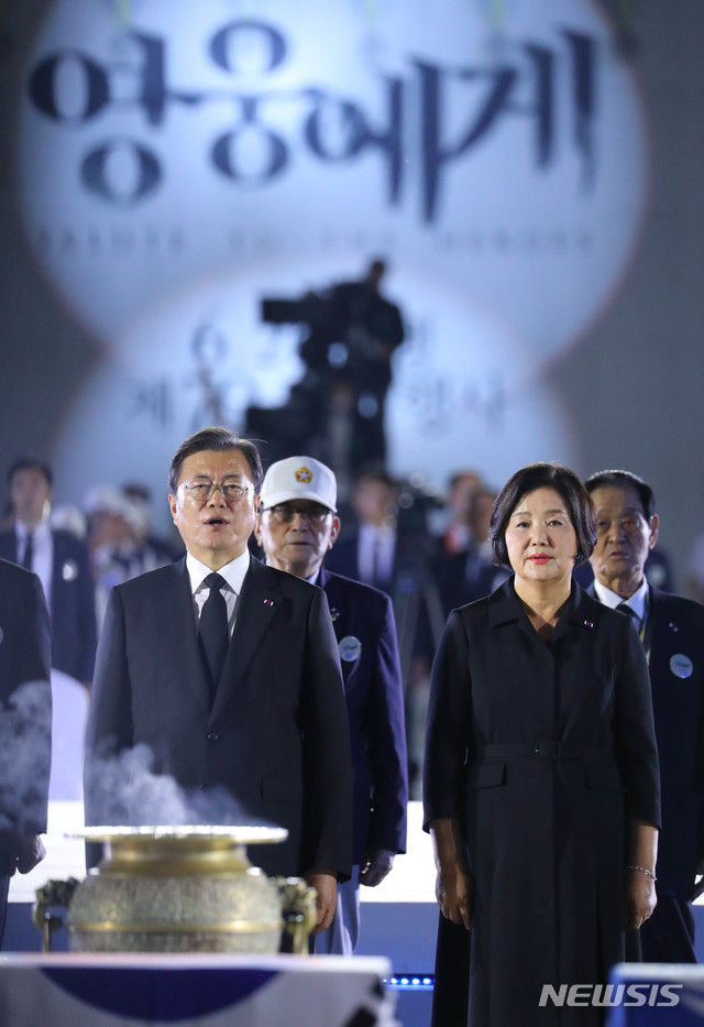 [성남=뉴시스] 배훈식 기자 = 문재인 대통령과 김정숙 여사가 25일 경기 성남시 서울공항에서 열린 6·25전쟁 제70주년 행사에 참석해 애국가를 제창하고 있다. 2020.06.25.&nbsp; dahora83@newsis.com 