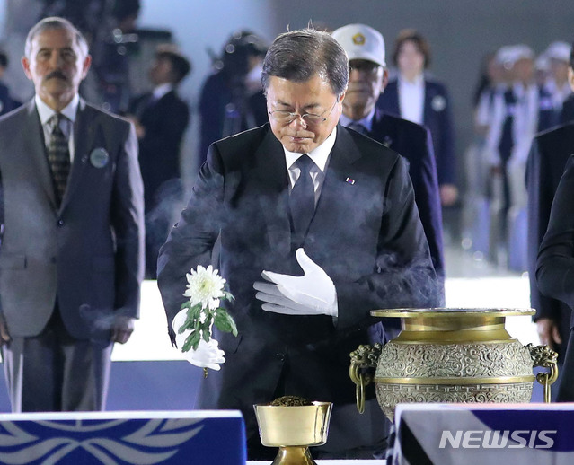 [성남=뉴시스]배훈식 기자 = 문재인 대통령이 25일 경기 성남시 서울공항에서 열린 6·25전쟁 제70주년 행사에 참석해 헌화하고 있다. 2020.06.25. dahora83@newsis.com