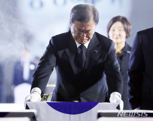 [성남=뉴시스]배훈식 기자 = 문재인 대통령이 25일 경기 성남시 서울공항에서 열린 6·25전쟁 제70주년 행사에 참석해 국군전사자 유해함에 6.25참전 기장을 수여하고 있다.2020.06.25. dahora83@newsis.com
