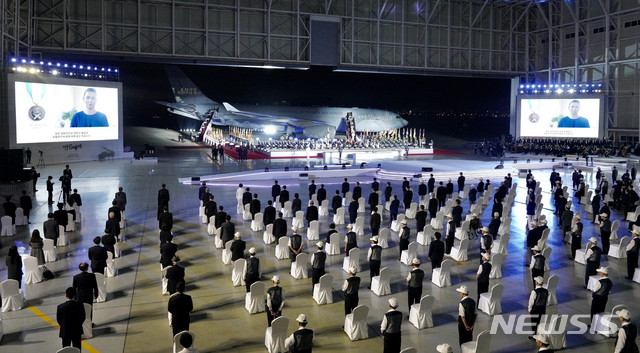 [성남=뉴시스] 배훈식 기자 = 25일 경기 성남시 서울공항에서 열린 6·25전쟁 제70주년 행사에서 국군전사자들의 유해가 봉환되고 있다. 2020.06.25. dahora83@newsis.com