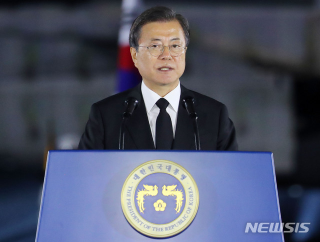 [성남=뉴시스]배훈식 기자 = 문재인 대통령이 25일 경기 성남시 서울공항에서 열린 6·25전쟁 제70주년 행사에서 기념사를 하고 있다. 2020.06.25. dahora83@newsis.com