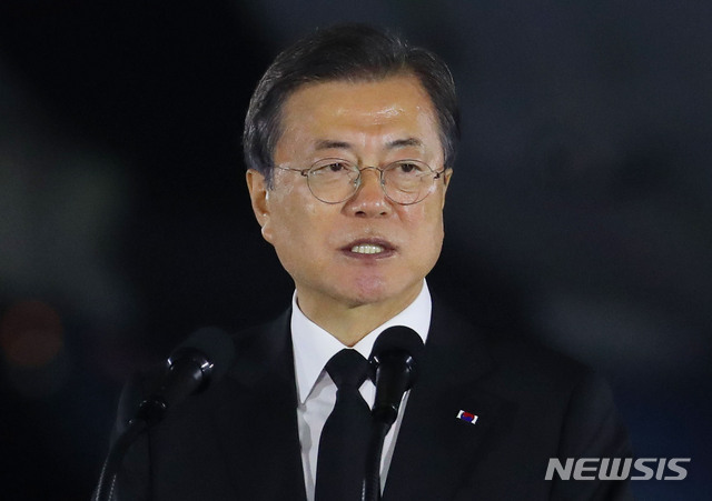 [성남=뉴시스]배훈식 기자 = 문재인 대통령이 25일 경기 성남시 서울공항에서 열린 6·25전쟁 제70주년 행사에서 기념사를 하고 있다. 2020.06.25. dahora83@newsis.com