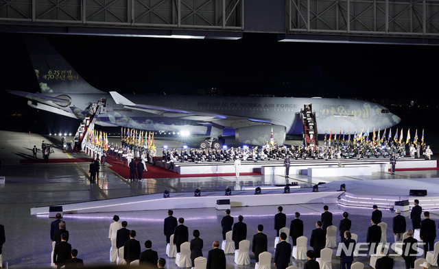 [성남=뉴시스] 배훈식 기자 = 25일 경기 성남시 서울공항에서 열린 6·25전쟁 제70주년 행사에서 국군전사자들의 유해가 봉환되고 있다. 2020.06.25. dahora83@newsis.com