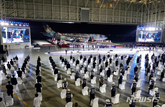 [성남=뉴시스] 배훈식 기자 = 문재인 대통령과 김정숙 여사가 25일 경기 성남시 서울공항에서 열린 6·25전쟁 제70주년 행사에 참석해 미디어파사드 영상을 바라보고 있다. 2020.06.25. dahora83@newsis.com