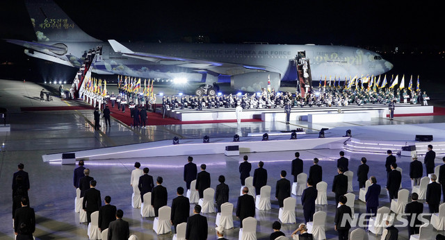 [성남=뉴시스] 배훈식 기자 = 25일 경기 성남시 서울공항에서 열린 6·25전쟁 제70주년 행사에서 국군전사자들의 유해가 봉환되고 있다. 2020.06.25. dahora83@newsis.com